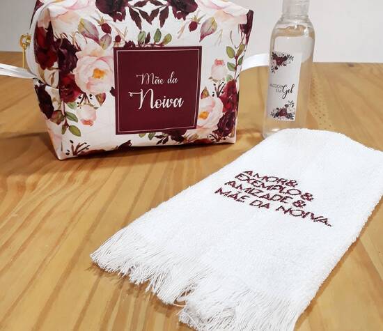 Kit Coleção Marsala, contendo uma necessaire box personalizada, um frasco de álcool em gel e uma toalha de mão bordada.