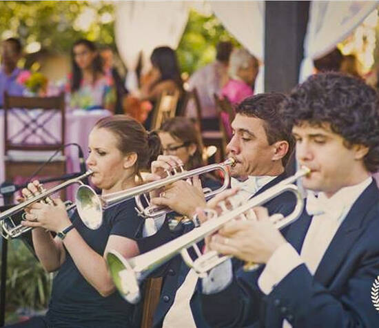 Os trompetes em casamento ao ar livre