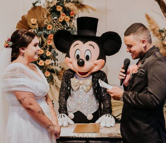 Mickey Mouse -  Celebrando casamento