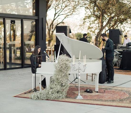Alugamos piano de calda branco para sua cerimônia.?