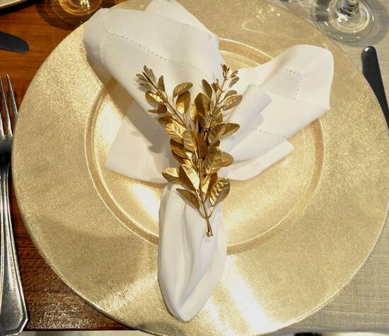 Porta- guardanapo eucalipto ouro com guardanapo linho branco