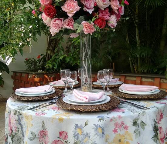 Mesa com toalha floral
