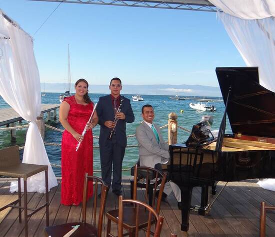 Trio instrumental em casamento na praia 