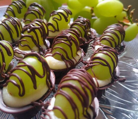 Cestinha de Uva - base de chocolate recheada com ganache branca e uvas, coberta com filetes de chocolate