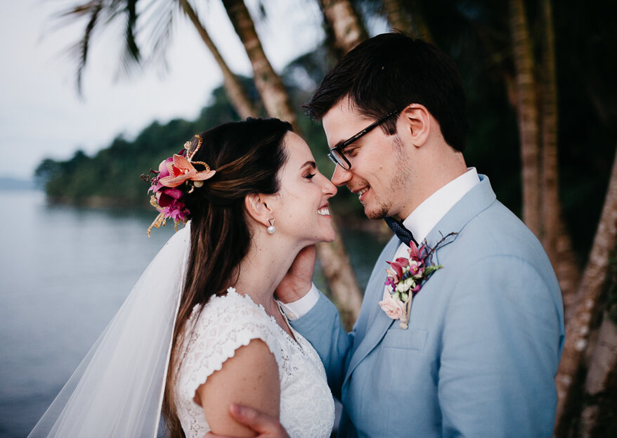 Marina &amp; Charles: Destination wedding tropical-chic em Paraty registrado pelas lentes de Thibault Barré