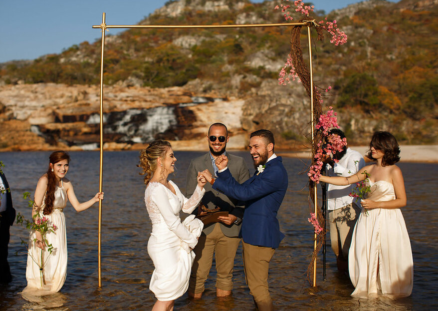 Mini wedding na cachoeira de Déborah e Guilherme: repleto de DIY, com pés na água, muito amor e uma simplicidade APAIXONANTE!!