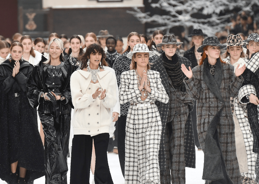 Desfile da Chanel outono-inverno 2019/2020, na Paris Fashion Week, faz lindas homenagens a Karl Lagerfeld
