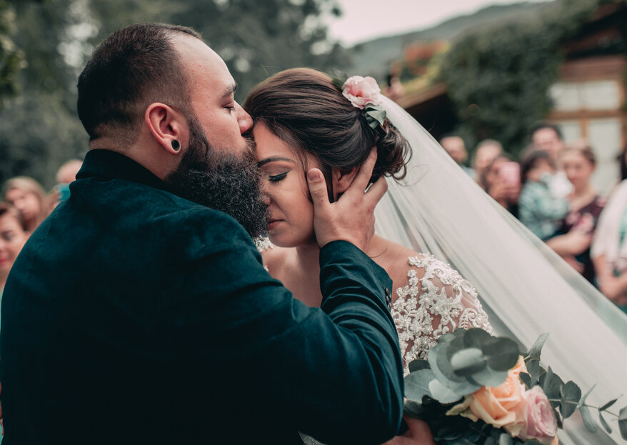 Casamento ao ar livre de Aline &amp; Rodrigo: repleto de amor e romance, com direito ao primeiro beijo do casal na cerimônia!